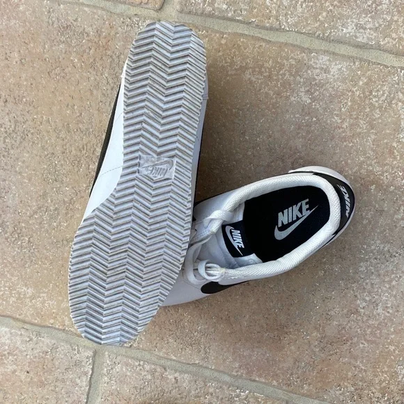 Nike Classic White and Black Trainers - Picture 8 of 8